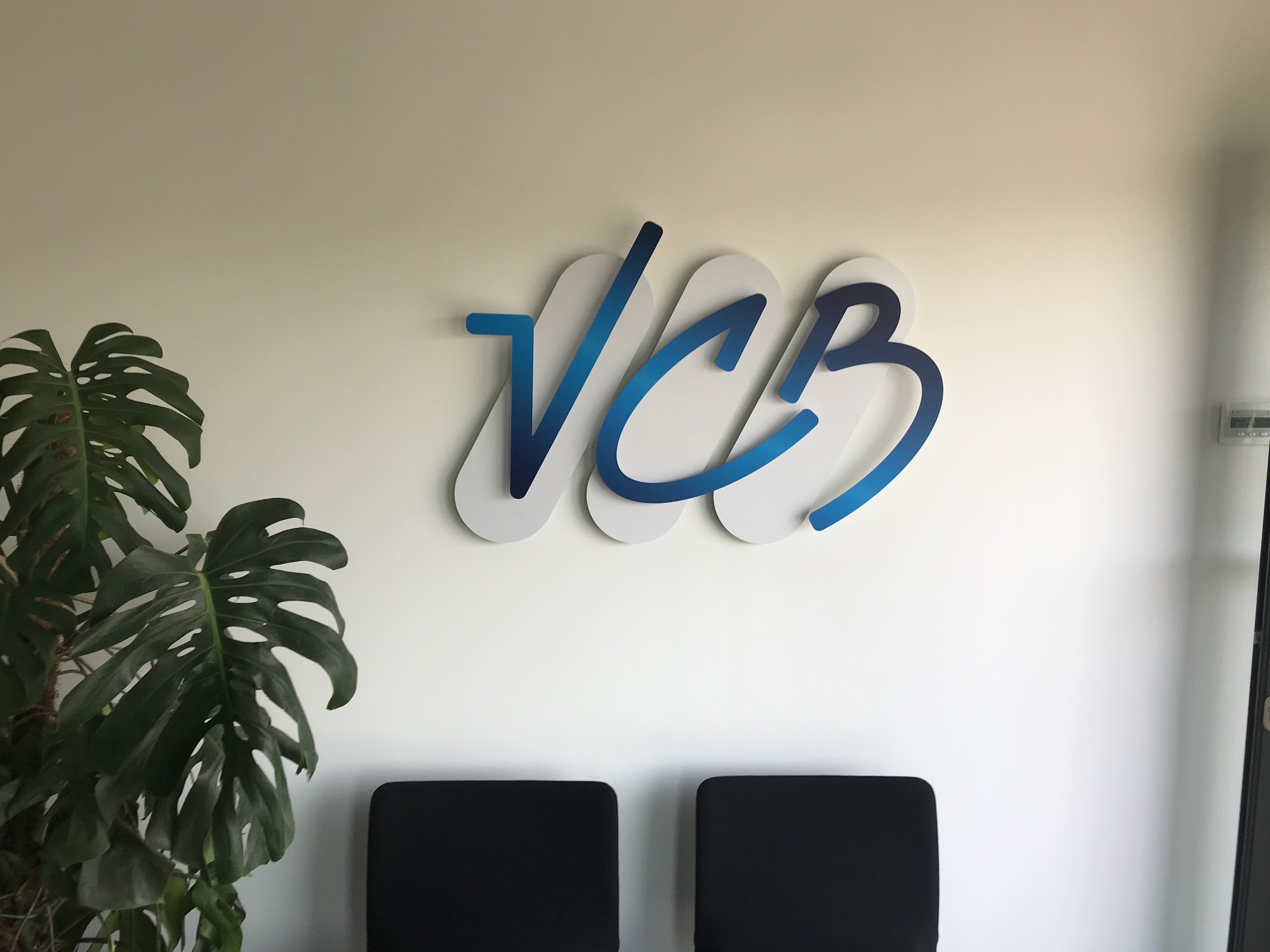 VCB logo in inkomhal. VCB logo